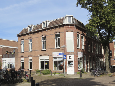 908314 Gezicht op het hoekpand J.P. Coenstraat 62 (Wijkbureau West) te Utrecht, met links de Van Imhoffstraat.